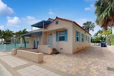 Image de Modern Home w\/ Balcony & Patios, Steps to the Beach