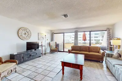 Image de Updated Beachfront All-Suite Escape w/ Pool, Tennis - Near Dining & Shopping