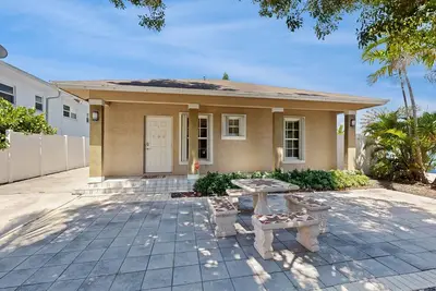 Image de Updated home with private patio & hot tub - walk everywhere & steps to the beach