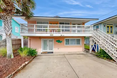 Image de Sparkling Retreat Steps to Beach | Fenced Backyard | Snowbird Availability