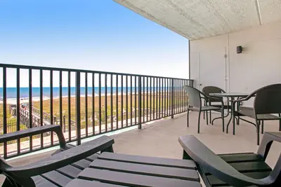 Image de Sun-soaked Fernandina Beach oasis at Amelia South with pool & balcony