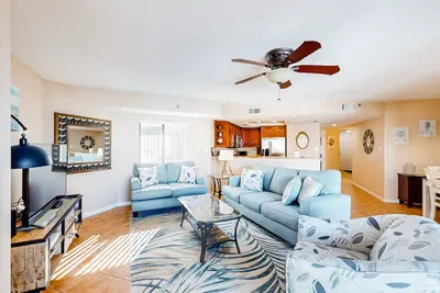 Image de 4th-floor beachfront beauty with pool & peekaboo Gulf Views - walk to waves