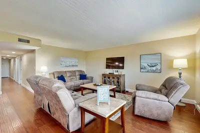 Image de Walkable Beachside Condo with Fresh Updates, Intracoastal Views & Pool
