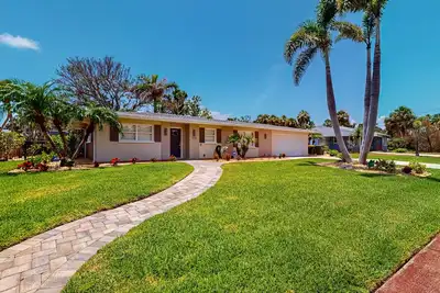 Image de Huge Home with Pool, Home Office, & Sunroom | Walk to Lido Beach