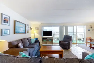 Image de Bayfront Condo with Great Views, Wrap-Around Deck, WiFi, W/D & Shared Pool