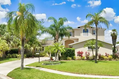 Image de 2, 657-sq-ft upscale canal home with pool, dock & stunning main suite - dog-friendly