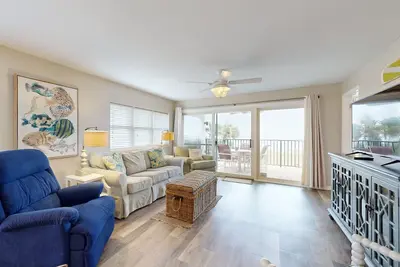 Image de Oceanfront corner condo with sunrise-view balcony, pool & 1-minute walk to beach