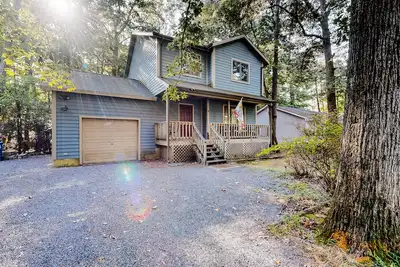 Image de Dog-friendly home with wood-burning fireplace, central Ac, WiFi, & pool access