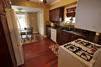 Image de Stylish & Updated Bungalow