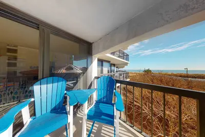 Image de Fabulous beach condo with Ac, pools, sauna, gym, game room & tennis