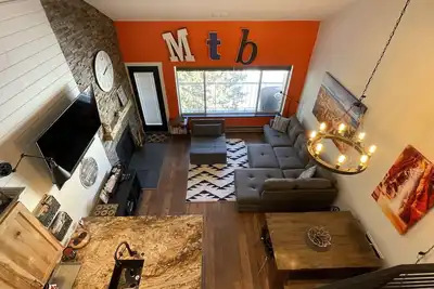Image de Best Location next to Giant Steps Ski Lift! Fun Cozy Condo!