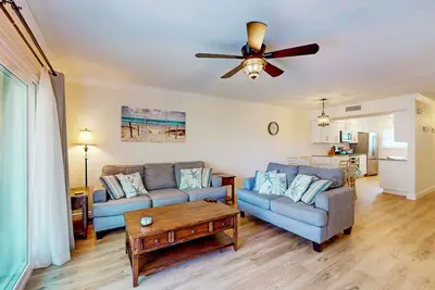 Image de Flip Flops & Fun | Furnished Balcony | Bay-View Pool | Across from Beach