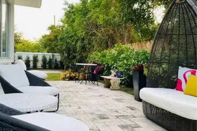 Image de East Boca modern airy home - walk or bike to Mizner park and beach