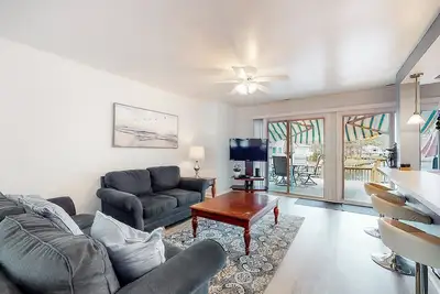 Image de Canalside home with lovely deck, central Ac, WiFi, and shared pools
