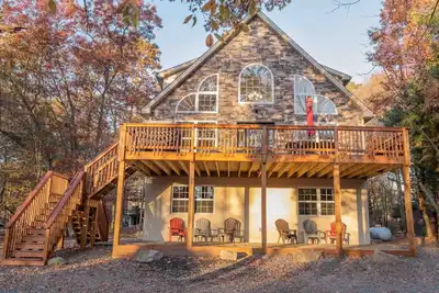 Image de Lake Chalet with Hot Tub and Game Room