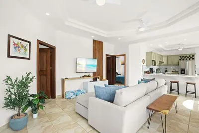 Image de Spacious Renovated 2 bedroom - 5 min Walk to Beach