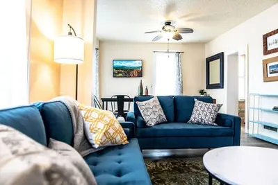 Image de Walk to Main Street and Train · Charming Family Home · Hot Tub