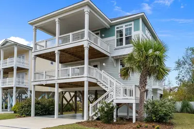 Image de Beautiful Home with a Partial Ocean View & Reverse Floor Plan. Carolina in my Mind