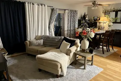 Image de Beautifully designed quiet townhome with a fenced backyard!