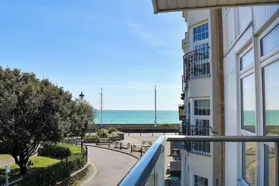 Image de The glass balcony with the sea views is a great place to sit and watch the world go by.