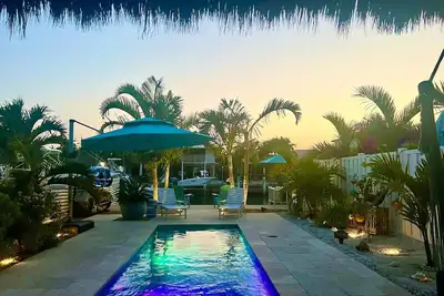 Image de Luxurious Waterfront Oasis: 2br, Private Heated Pool, Tiki, Dock