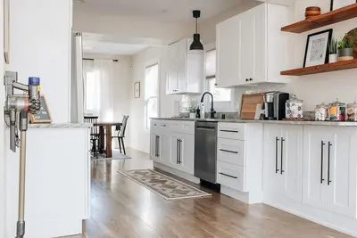 Image de King beds, central location, entire house. Perfect for family gathering!