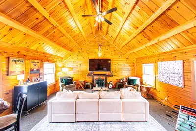 Image de Luxurious Mountain Retreat: Sauna, Hot Tub, Fire Pit & Park
