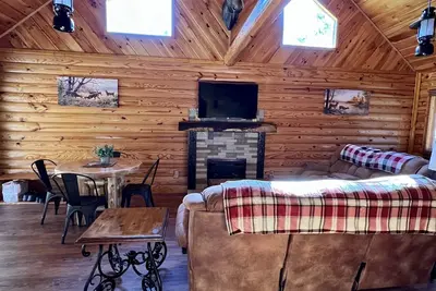 Image de Beautiful cabin with fireplace and wrap around porch and private upstair balcony