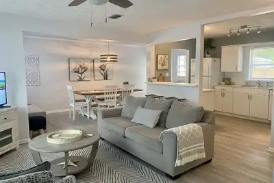 Image de Bustling Downtown within Walking; New Bayfront Park & Beaches Minutes Away