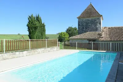 Image de Joli appartement dans une maison de vacances avec piscine, Tv, terrasse, vue panoramique et parking