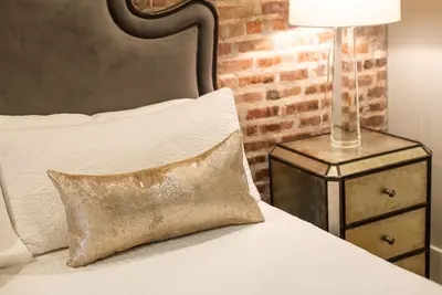 Image de Chic and Sleek Elegance: Stylish Retreat with Exposed Brick in New Orleans' Cbd
