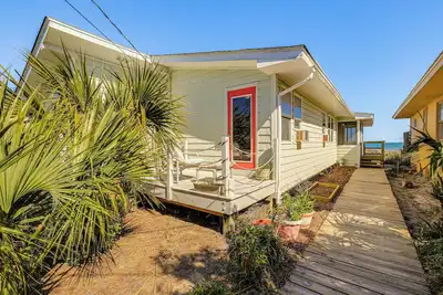 Image de Oceanfront Gem w/ Rooftop Deck: Steps to Sand