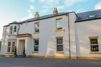 Glebe House, family friendly, with hot tub in Murton, County Durham