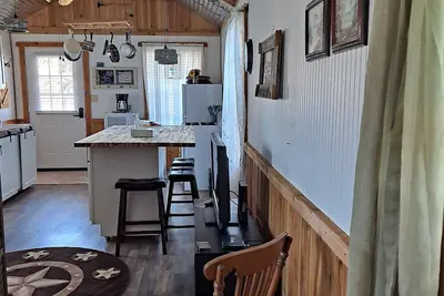 Image de Rustic cozy cottage. Country living at irs best. Travel down tree lined roads.