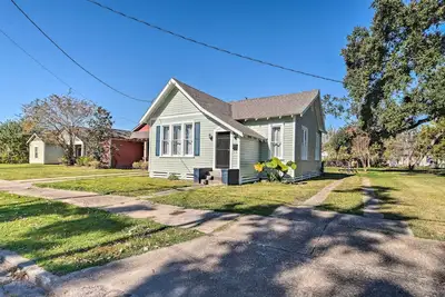 Image de Lake Charles Cottage w/ Fireplace & Yard!