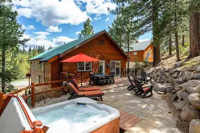 Image de Pet-Friendly Tahoe Donner Retreat, Private Hot Tub, Bbq, Backyard & Shared Pool