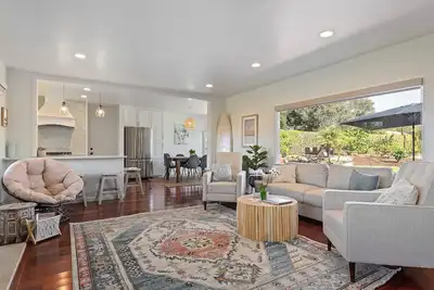 Image de Gorgeous Bella Luna, near the beach, Sleeps 6 with Jacuzzi and Firepit!
