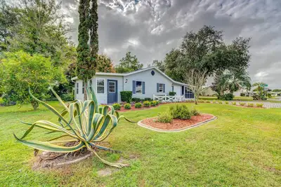Image de Peaceful Lady Lake Home w/ Screened-In Porch!