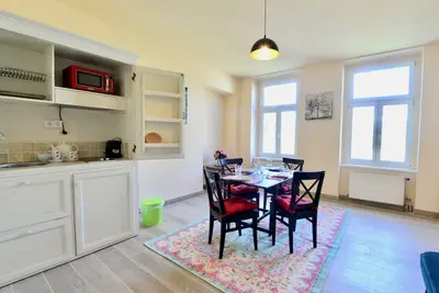 Image de Sunny, spacious apartment in a clasy&artsy hotel close to public transportation