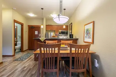 Image de Modern Mountain Condo | Steps from Palisades Tahoe Lift + Village!