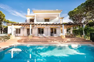 Spacious villa with pool in Praia Verde walking distance to beach with free wifi