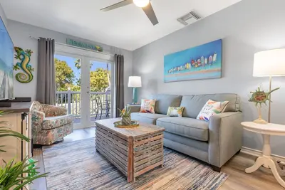 Image de Smooth Sailing ~ 2 Bedroom, 1 Bath Renovated Condo w/ Community Pool!