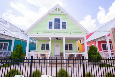 Image de Mystic Breeze - 3 Bed\/1 Loft Lakeside Cottage w\/ Hot Tub!