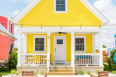 Image de Beach Hive - 1 Bed\/2 Loft Lakeside Cottage w\/ Hot Tub!