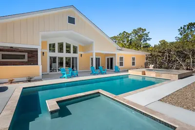 Breeze The Day: Saltwater Pool, Pool Table, Spa