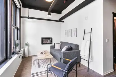 Image de Spacious Modern Loft with Downtown Views & WiFi