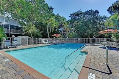 Image de 2 minute walk to the beach! Off the main road in a quiet and tropical setting