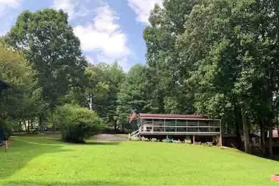 Image de Lakefront camper, 2 bdrm/1ba. Metal roof gated deck. Covered Dock, Firepit, Wifi