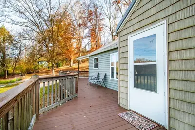 Image de Relax on a Scenic Porch Steps from the Historical Trail