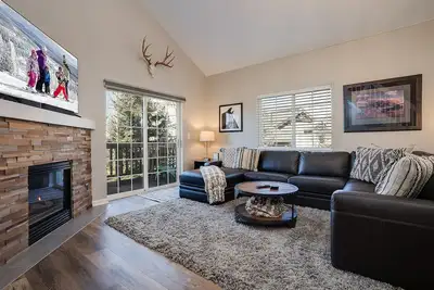 Image de V1475 | Lovely Updated Condo | Modern Décor | Free City Bus | Hot Tub | Private